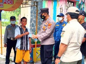 Ingin Warganya Tak Terpapar COVID19, Polres Kep Seribu Terus Imbau ProKes dan Bagikan 1.000 Masker