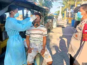 Bersama Puskesmas Setempat, Polsek Kep Seribu Utara Gelar Testing Swab Antigen Secara Door to Door di Pulau Kelapa