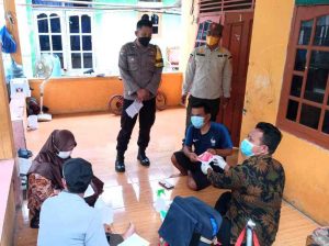 Percepat Herd Immunity Polsek Kep Seribu Selatan Gelar Suntik Vaksin Booster COVID19 secara Door to Door