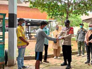 Warganya Tak Terpapar COVID19, Polres Kep Seribu Terus Imbau ProKes dan Bagikan 1.100 Masker