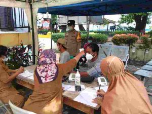 Edukasi Warga Pentingnya Vaksin Dosis 3, Polsek Kep Seribu Selatan Ajak Warga Suntik Vaksin di Puskesmas Pulau Untung Jawa