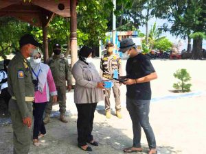 Warga di 8 Pulau Diimbau Taat ProKes dan Dibagikan 1.000 Masker Oleh Polres Kep Seribu