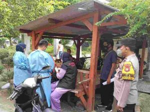 Gandeng 4 Pilar, Polsek Kep Seribu Selatan Gelar Suntik Vaksin Booster Door to Door Bagi Lansia di Pulau Untung Jawa