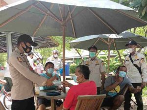 Warga di 8 Pulau Diimbau Taat ProKes dan Dibagikan 1.100 Masker Oleh Polres Kep Seribu