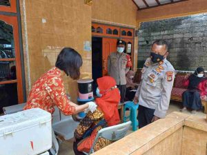 Bersama Puskesmas Kelurahan Setempat, Polsek Kep Seribu Selatan Giatkan Suntik Vaksin Dosis 3 di Pulau Tidung