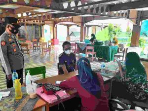 Kapolsek Kep Seribu Utara Tinjau Langsung Giat Vaksinasi Booster di Pulau Kelapa