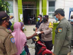 Hari ini, Warga di 8 Pulau Diimbau Taat ProKes dan Dibagikan 1.200 Masker Oleh Polres Kep Seribu