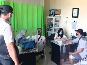 Warga Pulau Kelapa Antusias Jalani Suntik Vaksin Dosis 3 Yang Digelar Polsek Kep Seribu UtaraWarga Pulau Kelapa Antusias Jalani Suntik Vaksin Dosis 3 Yang Digelar Polsek Kep Seribu Utara
