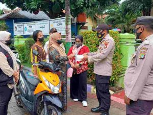 Warga di 8 Pulau Diimbau Taat ProKes dan Dibagikan 1.200 Masker Oleh Polres Kep Seribu