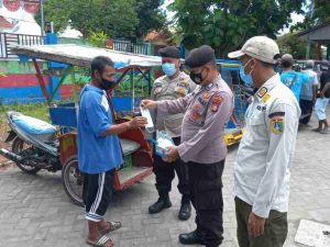 Cegah Paparan COVID19, Polres Kep Seribu Terus Imbau ProKes dan Bagikan 1.000 Masker