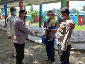 Warga di 8 Pulau Diimbau Taat ProKes dan Dibagikan 1.100 Masker Oleh Polres Kep Seribu