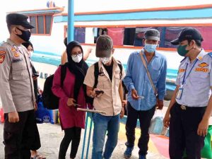Perketat ProKes di 4 Dermaga Kedatangan, Polsek Kep Seribu Utara Wajibkan 293 Wisatawan Tiba Lakukan Scan PeduliLindungi