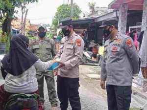 Secara Door to Door, Polres Kep Seribu Imbau ProKes dan Bagikan 1.000 Masker