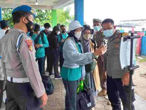 Perketat ProKes di 4 Dermaga Kedatangan, Polsek Kep Seribu Selatan Wajibkan 349 Wisatawan Tiba Lakukan Scan PeduliLindungi