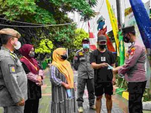 Secara Door to Door, Polres Kep Seribu Imbau ProKes dan Bagikan 1.100 Masker ke Warga