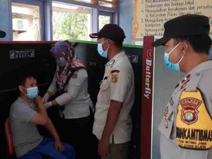 Warga di 4 Pulau Pemukiman Antusias Datangi Gerai Vaksin Booster COVID19 Yang Digelar Polsek Kep Seribu Utara