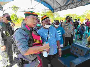 Ka Ops Damai Cartenz serahkan bibit babi secara simbolis sekaligus kunjungi spot Pertanian, Peternakan dan Perikanan binaan Satgas Damai Cartenz di Yahukimo.