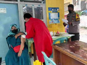 Gelar Suntik Vaksin Dosis 3 di Empat Pulau Pemukiman, Ratusan Warga Datangi Gerai Vaksin Booster Polsek Kep Seribu Selatan