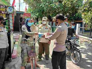 Warga Terus Diimbau Taat ProKes dan Dibagikan 1.000 Masker Oleh Polres Kep Seribu