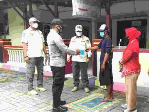 Warga Terus Diimbau Taat ProKes dan Dibagikan 1.200 Masker Oleh Polres Kep Seribu