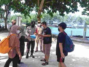 Warga di 8 Pulau Terus Diimbau Taat ProKes dan Dibagikan 1.000 Masker Oleh Polres Kep Seribu