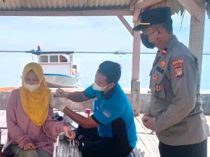Sambangi Peserta Vaksin Dosis 3, Polsek Kep Seribu Selatan Beri Pelayanan Suntik Booster di Tempat