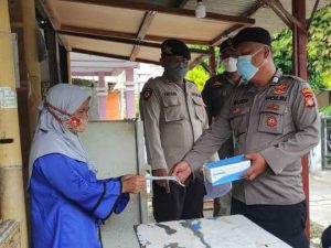Warga di Ruang Publik di Imbau Taat ProKes dan Bagikan 900 Masker oleh Polres Kep Seribu