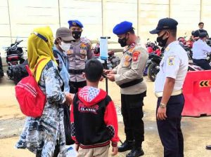 Di Pelabuhan Kaliadem, 157 Penumpang Kapal Scan PeduliLindungi Sebelum Berangkat ke Pulau Seribu