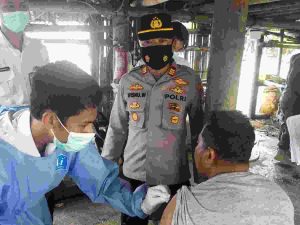 Warga di 2 Pulau Pemukiman Jalani Suntik Vaksin Booster Secara Door to Door yang digelar Polsek Kep Seribu Selatan