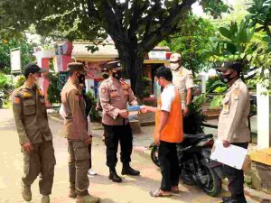 Secara Door to Door, Polres Kep Seribu Imbau ProKes dan Bagikan 1.100 Masker ke Warga