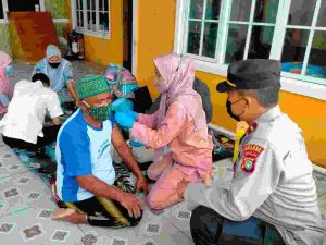 Datangi Warga Peserta Vaksin, Polsek Kep Seribu Selatan Gelar Vaksinasi Dosis 3 Secara Door to Door