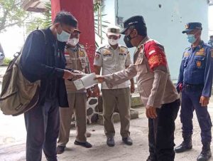 Ingin Warga Tetap Sehat, Polres Kep Seribu Bagikan 1.200 Masker dan Sampaikan Imbauan ProKes