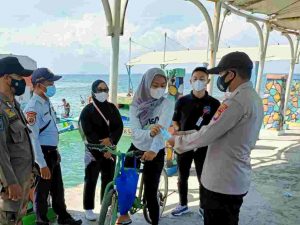 Warga Terus Diimbau Taat ProKes dan Dibagikan 1.000 Masker Oleh Polres Kep Seribu