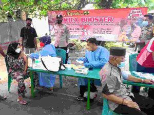 240 Warga Hari ini Jalani Suntik Vaksin Dosis 3 Yang di Gelar Polsek Kep Seribu Selatan di 4 Pulau
