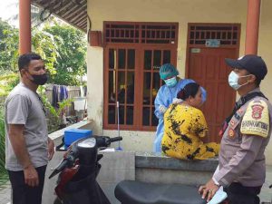 Kejar Capaian Vaksin Dosis 3, Polsek Kep Seribu Selatan Gelar Vaksinasi Booster Door to Door