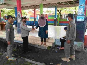 Polres Kep Seribu Imbau ProKes dan Bagikan 1.100 Masker ke Warga Secara Door to Door