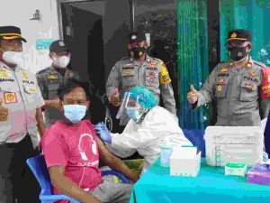 Warga Pulau Sabira Dapat Layanan Suntik Vaksin Dosis 3 dari Polsek Kep Seribu Utara