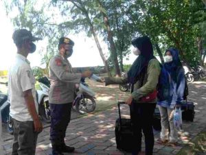 Polres Kep Seribu Imbau ProKes dan Bagikan 1.000 Masker ke Warga Secara Door to Door