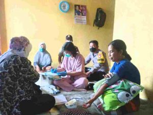 Polsek Kepulauan Seribu Selatan bersama Nakes menggelar vaksinasi dosis 3 secara door to door di Pulau Tidung, Pulau Pari, Pulau Lancang dan Pulau Untung Jawa
