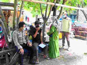 Warga di Ruang Publik Jalani Vaksin Dosis 3 Yang digelar Secara Mobile oleh Polsek Kep Seribu Selatan