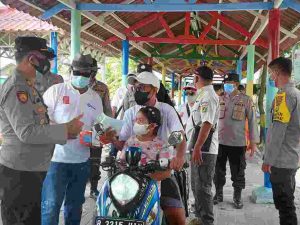 Warga di 2 Pulau Dapat Bantuan Masker dan Vitamin dari Polres Kepulauan Seribu dan KSP BUMN