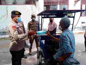 Imbau Taat ProKes, Polres Kep Seribu Bagikan 900 Masker oe Warganya