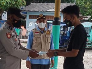 Imbau Taat ProKes, Polres Kep Seribu Bagikan 1.000 Masker ke Warganya