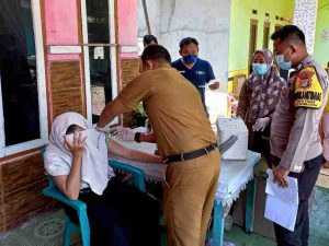 Gelar Vaksinasi Booster Saat Puasa, Polsek Kep Seribu Selatan Beri Pelayanan Secara Door to Door