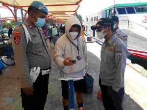 Perketat ProKes, Polsek Kep Seribu Utara Wajibkan 164 Penumpang Kapal Scan PeduliLindungi