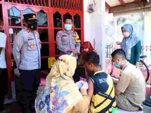 Tingkatkan Pelayanan di bulan Puasa, Polsek Kep Seribu Selatan Gelar Vaksinasi Booster Siang dan Malam Hari