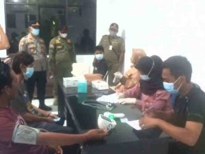 Selama bulan Ramadhan, Polsek Kep Seribu Utara Beri Layanan Vaksinasi Malam Hari di Pulau Permukiman