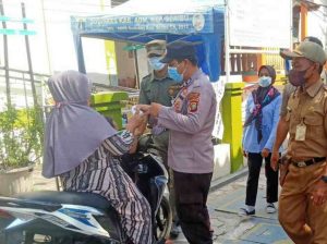 Imbau Taat ProKes, Polres Kep Seribu Bagikan 1.000 Masker ke Warganya