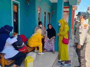 Pastikan Warga Tervaksin Booster Selama Puasa, Polsek Kep Seribu Selatan Gelar Vaksinasi Secara Door to Door