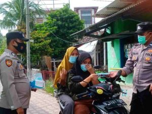 Imbau Taat ProKes, Polres Kep Seribu Bagikan 900 Masker ke Warganya